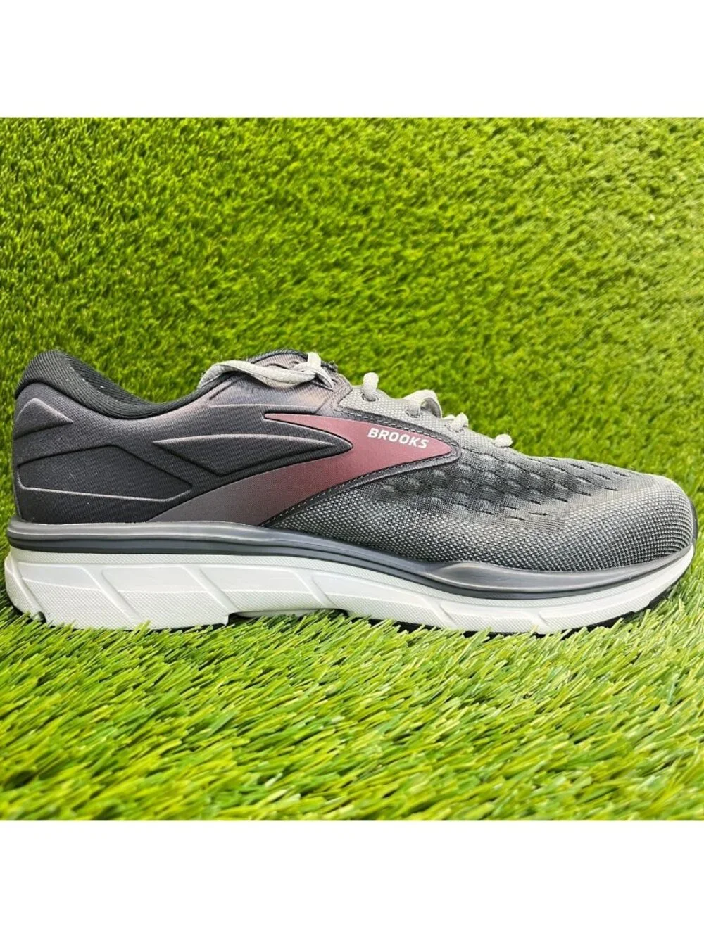 Brooks Dyad 11 Mens Size 10 4E Gray Athletic Running Walking Shoes Sneakers